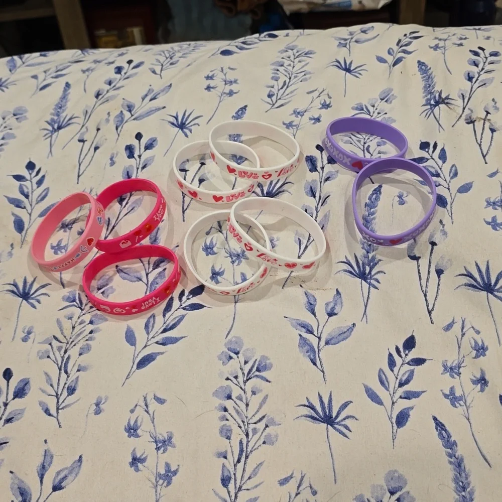 ❤️10/$13 New 9 piece kids rubber bracelets Valentines Day Random